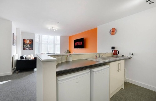 Stockton-on-Tees Apartment | NEW! Modern 5-Bed Flat in Thornaby Rd, Big groups!