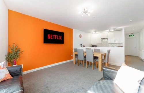 Stockton-on-Tees Apartment | NEW! Modern 5-Bed Flat in Thornaby Rd, Big groups!