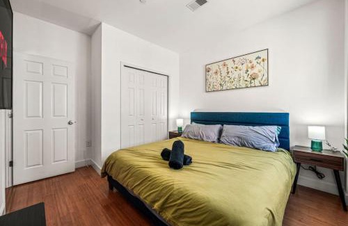 Center City Apartment | New Modern Apt in Chinatown Parking Available