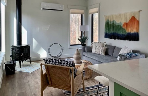 New Plymouth Cabin | New Modern Bungalow w/Hot tub- Hocking Hills