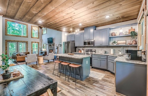Blue Ridge Cabin | New Modern Cabin w/95FT Zipline & Hot Tub