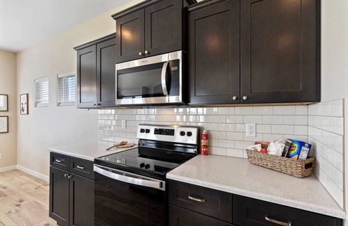 Twin Falls House | NEW Modern Craftsman 4 beds/3bdrm by Hospital/Park