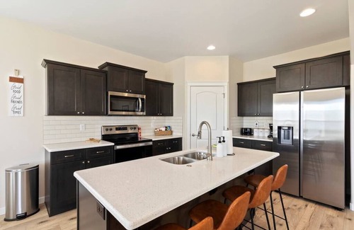 Twin Falls House | NEW Modern Craftsman 4 beds/3bdrm by Hospital/Park