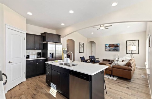 Twin Falls House | NEW Modern Craftsman 4 beds/3bdrm by Hospital/Park