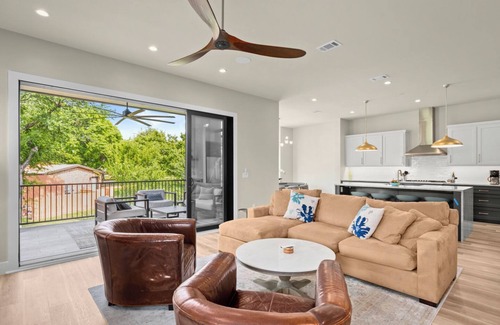 Kingsland House | New, modern, family home on Lake LBJ. Private pool, boat slip. Gated community!