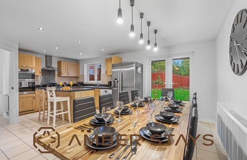 Reading House | NEW Modern Home, Ideal for Long Term, Free Parking