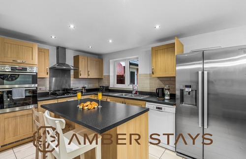 Reading House | NEW Modern Home, Ideal for Long Term, Free Parking