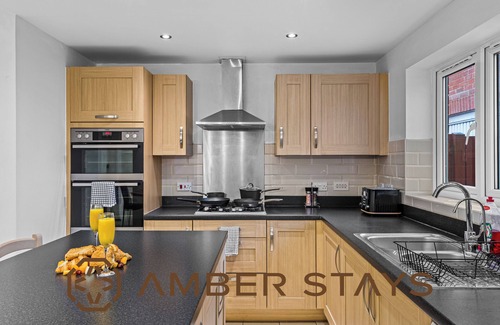 Reading House | NEW Modern Home, Ideal for Long Term, Free Parking