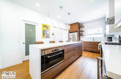 West Edmonton House | NEW - Modern Home/Sleeps 8/Foosball/Deck & BBQ