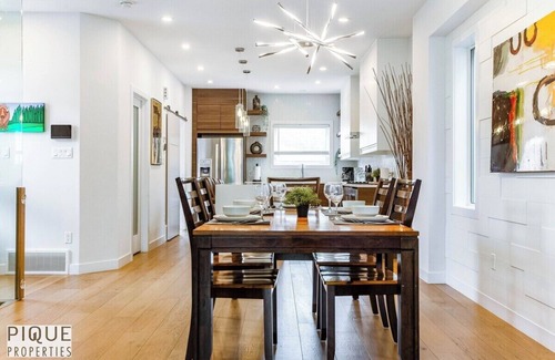 West Edmonton House | NEW - Modern Home/Sleeps 8/Foosball/Deck & BBQ