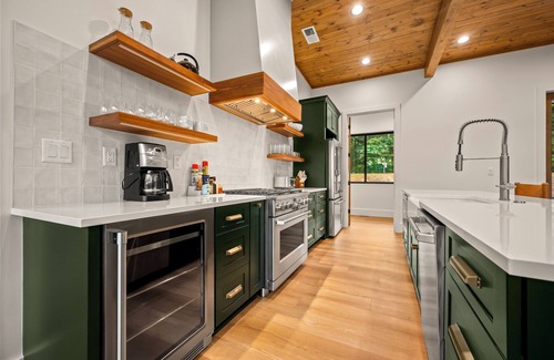 Mill Spring House | New Modern House on Lake Adger near TIEC, Vineyards, Orchards, Biltmore and more