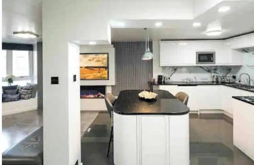 Soho Apartment | New Modern Hybrid 4 bedroom 7 Bed apartment