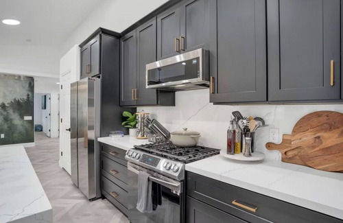 Flagstaff House | NEW! Modern Mountain 4BR with hot tub, AC, Game Room and EV & Tesla Charger