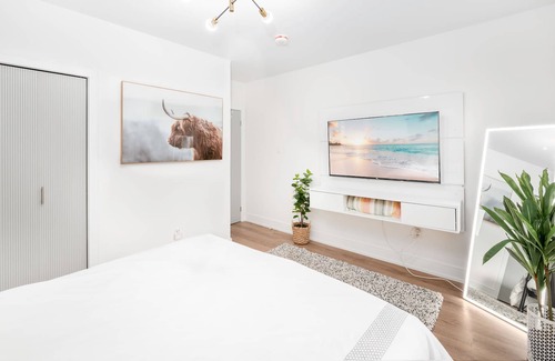 North York House | New Modern Private Bedroom in a Luxury Town Home B