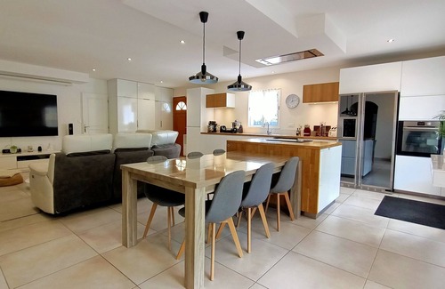 Camaret-sur-Aigues Villa | New modern single-storey air-conditioned villa with swimming pool and playground