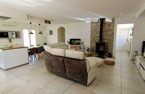 Camaret-sur-Aigues Villa | New modern single-storey air-conditioned villa with swimming pool and playground