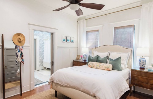 Fairmount House | NEW Modern Style Bungalow minutes walk to Magnolia