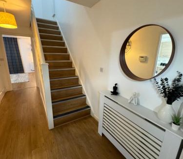Belle Vue House | NEW Modern Townhouse Holiday Home Free Parking