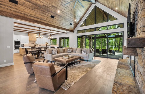 Afton House | New Monkey Island Modern Lodge Retreat w/Hot Tub!