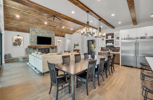 Afton House | New Monkey Island Modern Lodge Retreat w/Hot Tub!