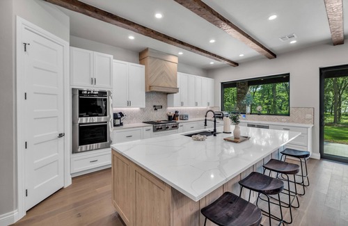 Afton House | New Monkey Island Modern Lodge Retreat w/Hot Tub!