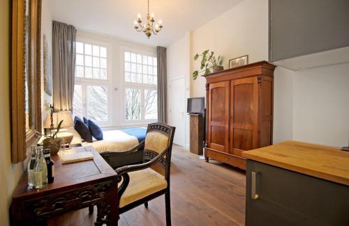 Van Lennepbuurt Bed & Breakfast | New monumental garden view Studio