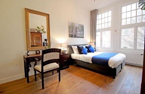 Van Lennepbuurt Bed & Breakfast | New monumental garden view Studio