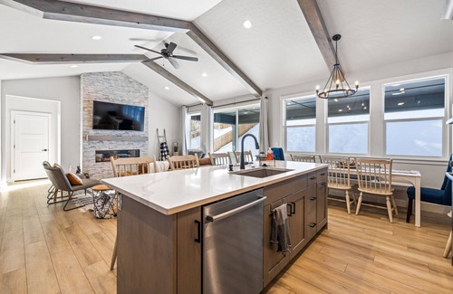 Cascade House | New Mountain Bluebird - walk to lake, golf, and town - game rm - family friendly - sleeps 14