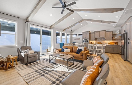 Cascade House | New Mountain Bluebird - walk to lake, golf, and town - game rm - family friendly - sleeps 14