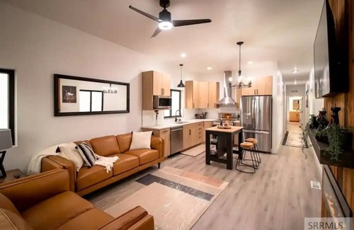 Island Park Cabin | NEW Mountain Modern Full Duplex 2nn