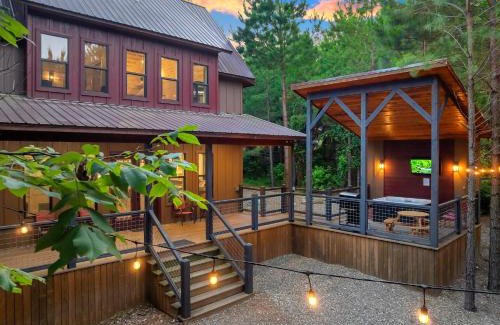 Broken Bow House | New! Near Attractions, Private Balcony, Pets Welcome, Paved Road, Hot Tub