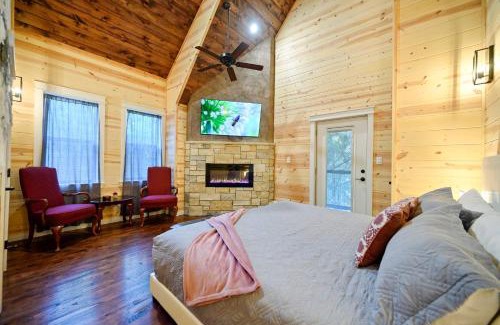 Broken Bow House | New! Near Attractions, Private Balcony, Pets Welcome, Paved Road, Hot Tub
