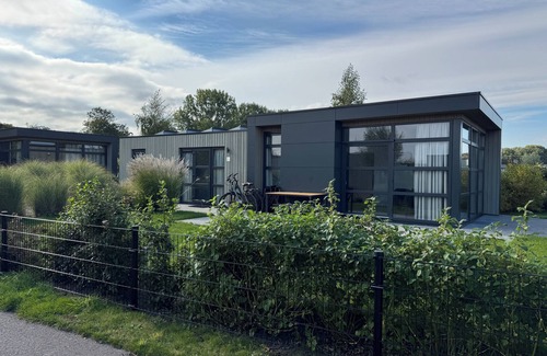 Enkhuizen House | NEW: now with fence - Beautiful chalet "Leuke Plek" with garden on the IJsselmeer