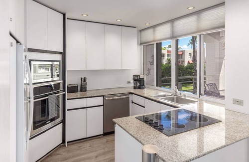 Wailea Condo | New! Palms 702 - Romantic Retreat - Split AC in Bedroom - Open-Air Living Area