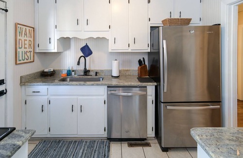Huntsville House | New! Peaceful 2 bedroom bungalow with screened in porch