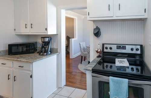 Huntsville House | New! Peaceful 2 bedroom bungalow with screened in porch