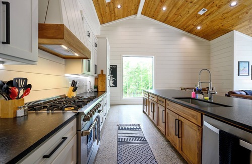 Broken Bow Cabin | New Pool Cabin/Hot Tub/Arcade/Playset/2 Acres/Ping Pong/Shuffleboard/4 King Beds