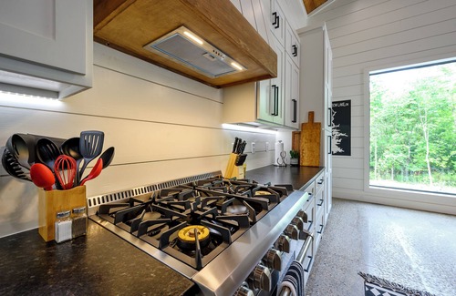 Broken Bow Cabin | New Pool Cabin/Hot Tub/Arcade/Playset/2 Acres/Ping Pong/Shuffleboard/4 King Beds