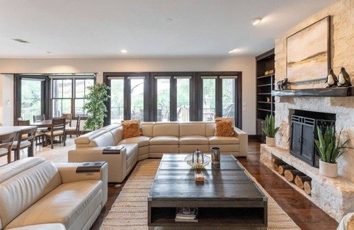 Hudson Bend House | *NEW* - Pool | Sleeps 16 - WalkerVR Walking on Sunshine!
