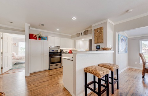 Key Allegro House | New pool! Waterfront, game/arcade room! Great family house!