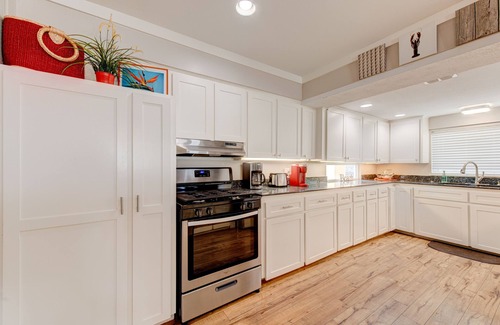Key Allegro House | New pool! Waterfront, game/arcade room! Great family house!