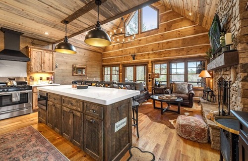 Cashes Valley Cabin | New! Private 3BR cabin*MTN views*Game Room*Firepit