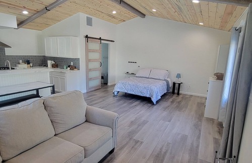 Roseville Apartment | New Private and Quiet studio with AC and WiFi in wonderful Roseville