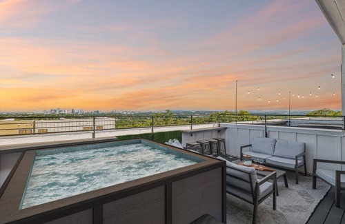 Nashville House | New! Private Themed Townhome RoofTop HotTub Gameroom 12Bed 4Bath