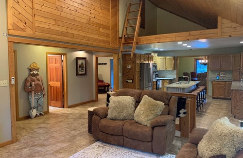 Gardiner House | NEW! Private~Treed Acreage On Bear Creek~3 Living Rooms~5 Miles to YellowstoneNP