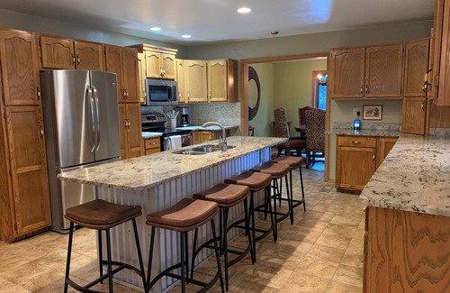 Gardiner House | NEW! Private~Treed Acreage On Bear Creek~3 Living Rooms~5 Miles to YellowstoneNP