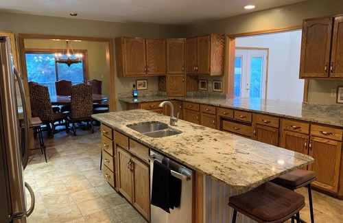 Gardiner House | NEW! Private~Treed Acreage On Bear Creek~3 Living Rooms~5 Miles to YellowstoneNP
