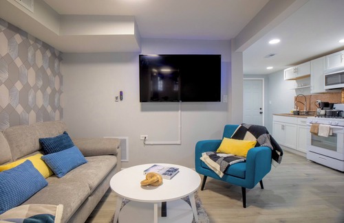 East Garfield Park Apartment | NEW Private West Loop 1br with Backyard near Green Line and CTA