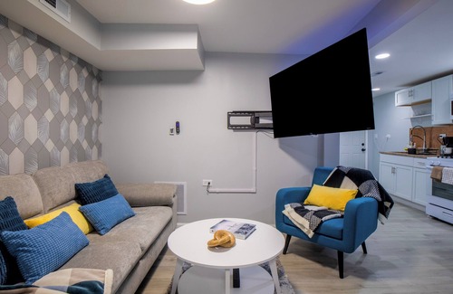 East Garfield Park Apartment | NEW Private West Loop 1br with Backyard near Green Line and CTA