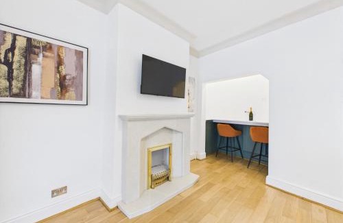 Cheltenham House | NEW Queens Road Property by Signature Stays